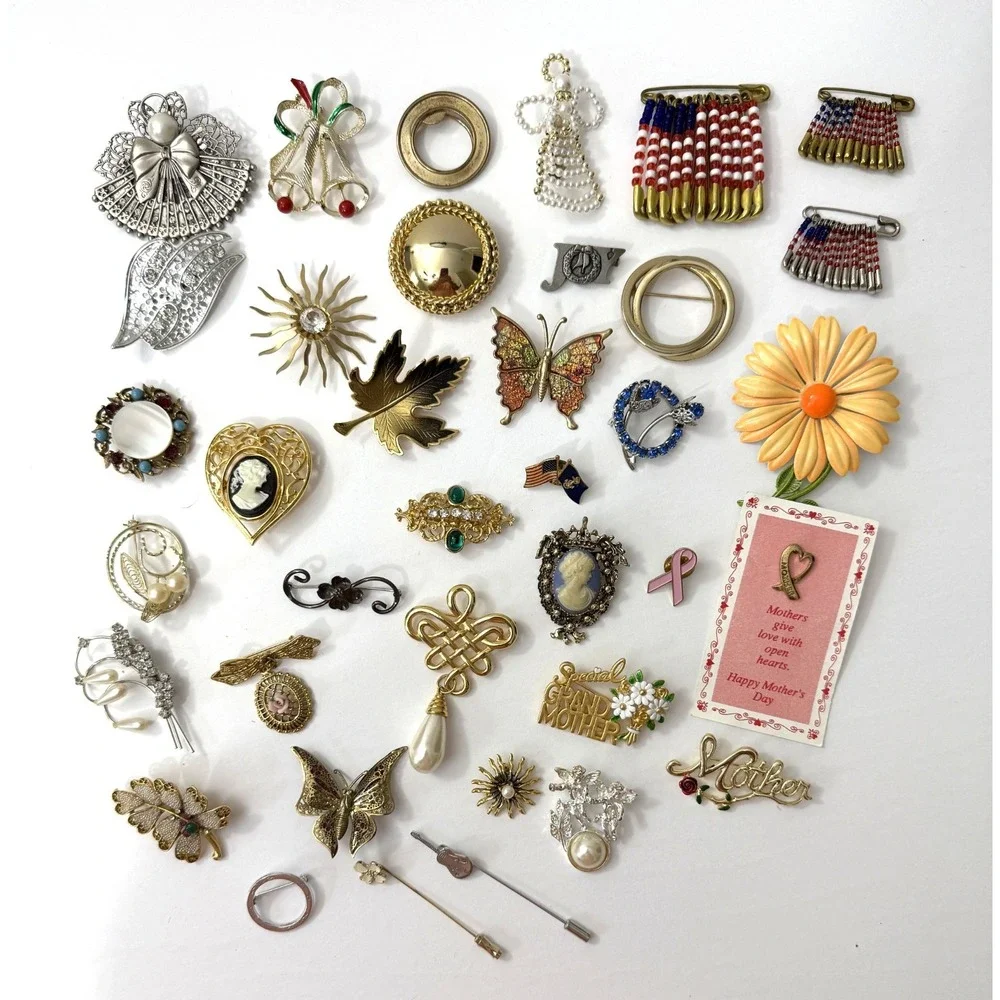 Vintage 42pc Costume Jewelry Lot Brooches Pins Rhinestone Gold & Silver Tone